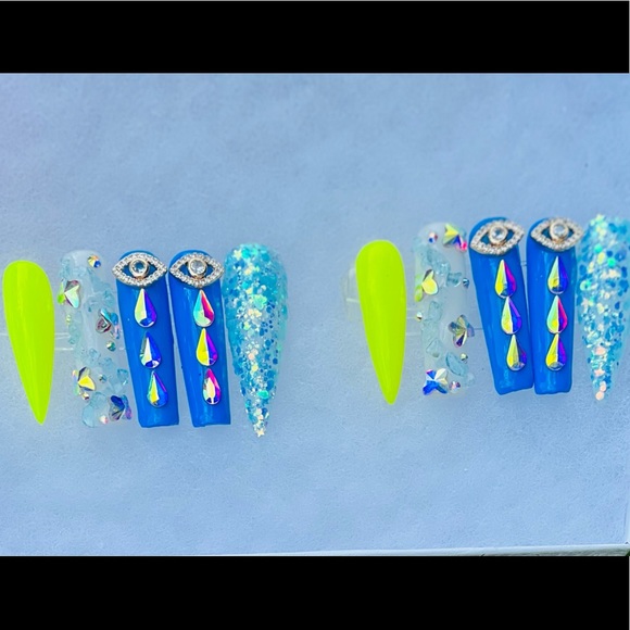 Medium/ Large press on nails(1 KDS GLUE , Cuticle pusher,1 sheet of sticky tab) - Picture 1 of 4